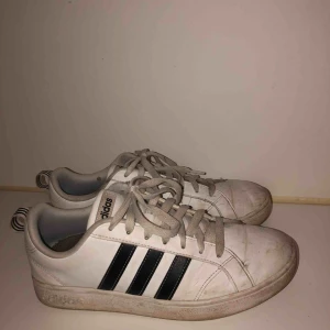  - Skor från Adidas i använt skick men som enkelt går att fräscha upp 💖
