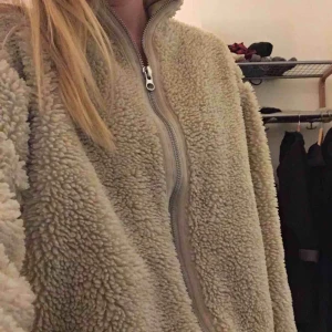  - Fleecejacka från Weekday. Passar S-M. Köpte den sommaren-19 för 600kr. Använd enstaka gånger. Mysig och passar perfekt till ljuva vårkvällar. Nytvättad! 300kr inkl frakt! ☀️