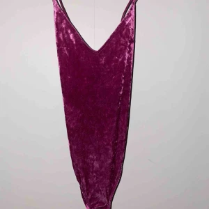  - Lila bodysuit i storlek M. Aldrig använt ☺️ Korsade band i ryggen och bra material. Frakten är inräknad i priset. Om du har några frågor är det bara att höra av dig😊Betalning via swish💕 
