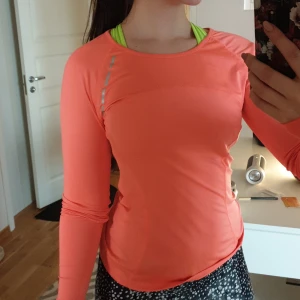 Träningströja - Oanvänd från ginatricot. Material: 85% polyester 15% elastan. Frakt 40kr 