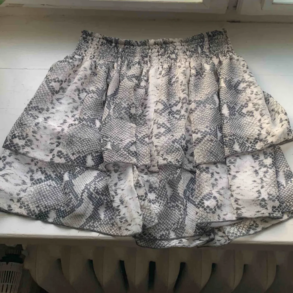Säljer denna volang kjol med orm mönster!!  Super snygg men dock bara använd typ 2 gånger så den är som ny;) Skriv om du vill ha fler bilder💕💕. Kjolar.