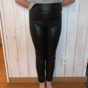  - Fake skinn!! Fodrade inuti för värmens skull. Frakt tillkommer👍🏻 