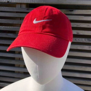  - Röd keps från Nike! Väl använd men fortfarande i bra skick!Sminkrand i, går självklart bort i tvätten! 🦋 Köparen står för frakt på max 63 kronor ✨