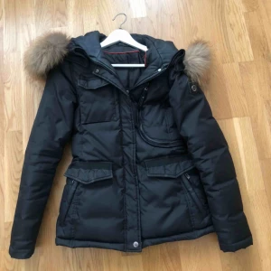  - Hollies jacka storlek 38 liten i storleken. Hål vid baksidan av ärmen som går att laga. Väll använd ändå. Köpt för 4500kr för året:)