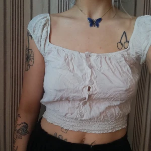 Topp - 🌺 Blus från Boohoo. Kommer inte till användning. Frakt 40:- (samfraktar gärna, kolla in min sida) 