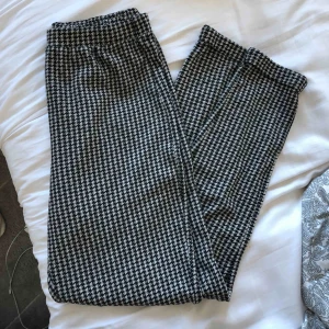  - Sjuk sköna rutiga byxor, kan användas både som kostymbyxor och mjukisbyxor - både bekväma och snygga!  Passar S - M. De är för korta för mig och passar nog bäst på folk under 1.70💕💕  50 + frakt 