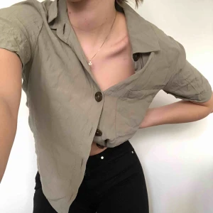 Kortärmad skjorta - Jätte fin ljusgrön kortärmad skjorta/blus från BikBok i storlek XS. Helt oanvänd. Kan mötas upp i Stockholm eller frakta 🤩