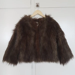 Fuskpäls - Kort fuskpäks från Monki, skitsnygg på! Storlek XS men jag är en medium i vanliga fall, så passar på många beroende på hur man vill att den sitter. I bra skick!!