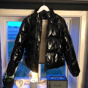  - Jacka ifrån Boohoo i storlek 36. Använd fåtal gånger och är i nyskick