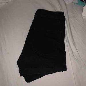 Svarta högmidjade shorts. Nypris: 249, säljer för 120 +frakt.