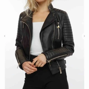 Skinnjacka från chiquelle  - Moto jacket från chiquelle. Inga som helst skador på den och den ser ut som sprillans ny då jag enbart använt den några gånger💜