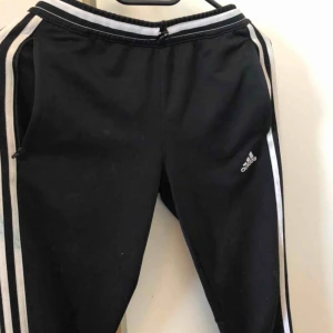  - Bra träningsbyxor från Adidas, inga hål. Högst budande får dom! Köparen står för frakten