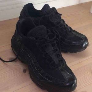  - Säljer mina fina Nike Air max 95 då de är för små. Finns tecken på användning men de är i väldigt bra skick, inget som är sönder. Nypris var ca 1500kr  ,pris kan alltid diskuteras!