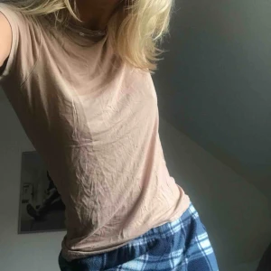  - jätteskön tshirt som sitter tajjt, nude. weekday. finns ett liitet litet hål, be om foto, inget som stör tycker jag. FRAKT: 45kr