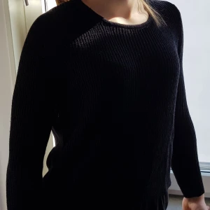 Stickad tröja - Fin stickad tröja från H&M. Inte använd så mycket alltså i bra skick! Frakt tillkommer 😊💕