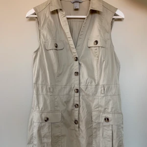 Beige med knappar - Aldrig använd av mig, men är köpt på second hand. Slutar strax ovanför knäna, den är strl 42 men snygg med skärp i midjan🤤 Priset är exkl frakt🌼