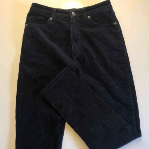  - Mörkblåa Manchester byxor från monki ❤️ bra skick  Köparen står för frakt