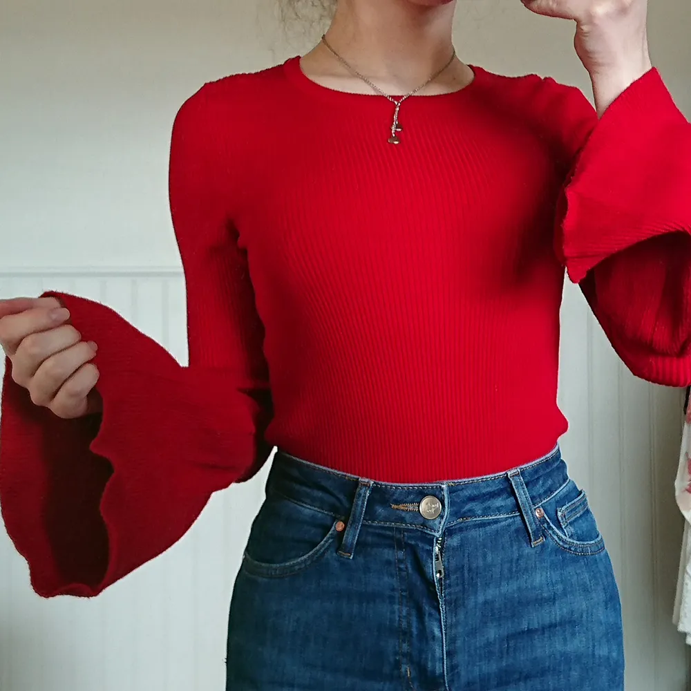 Fin röd stickad tröja med volangärmar i storlek S. Ganska använd men fortfarande i bra skick. 80 kr, köpare står för frakt ❤️ . Tröjor & Koftor.