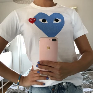 T-shirt, COMME des GARCONS - Lite lite i storleken så passar även mig som normalt är S. Sparsamt använd! 