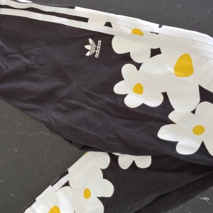 Adidastights strl M - Adidastights från Pharell Williams kollektionen 🌸. Strl M/38. Köpare står för frakt ⭐