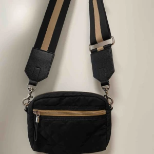  - En mindre men rymlig väska med bred axelrem. Finns andra axelremmar att köpa till och byta med på Lindex. Är i fint skick. Frakten ingår 🌸