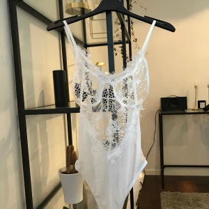 Vit spetsbody - Vit body i spets, köpt i Thailand och är aldrig använd. Står att det är en storlek M men den passar mig som är S. Fraktkostnad tillkommer om du ej vill hämta på plats :)