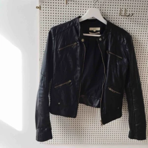  - En snygg skinnjacka (inte äkta skinn dock) i bra skick från 365 köpt på MQ för typ 800 kr har jag för mig!   Pris kan diskuteras, köpare står för frakt om vi inte kan mötas upp! 