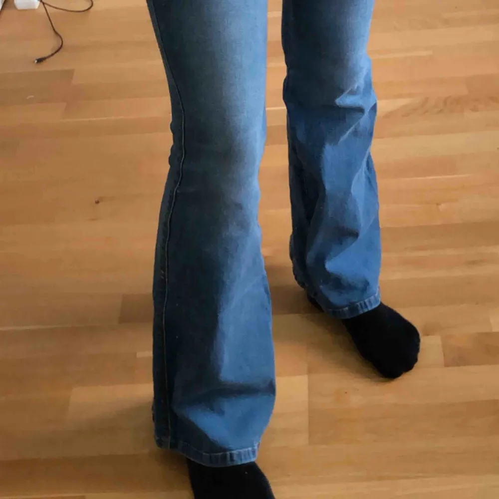 Skit snygga bootcut jeans från de denim i strl xs och längd 32. Riktigt snygga på men använder dom knappt. Jeans & Byxor.