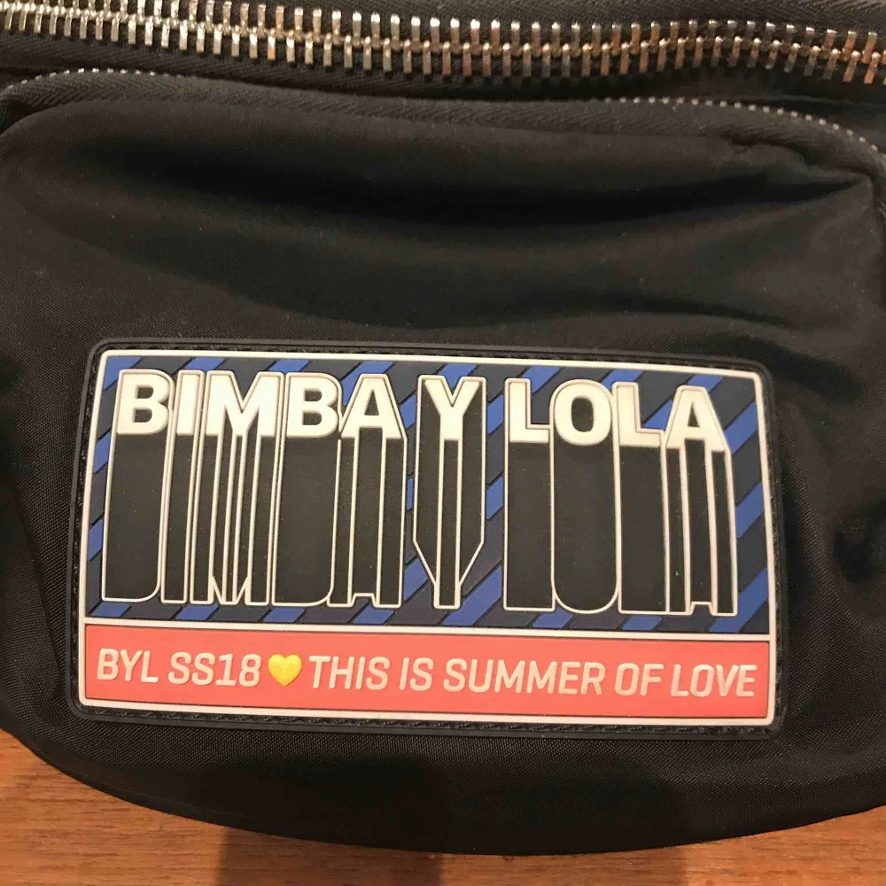 Svart axelväska från Bimba Y Lola i fint skick. Har endast använts ett fåtal gånger. . Väskor.