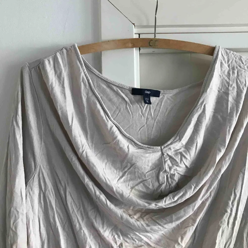 Mjuk grå tröja med veckningsurringning, asymmetrisk, fr Gap köpt i Kanada. Skrynklig pga legat vikt. Tröjor & Koftor.