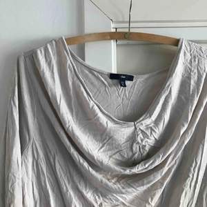 Mjuk grå tröja med veckningsurringning, asymmetrisk, fr Gap köpt i Kanada. Skrynklig pga legat vikt