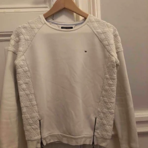  - Superfin vit tröja med coola detaljer från tommy hilfiger. Inte använt jättemycket och använder inte längta pga att den är för liten. Bra skick😍😍