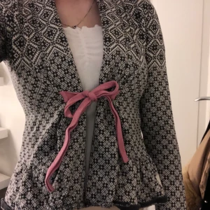 Söt kofta från Odd Molly  - En gullig grå kofta från Odd Molly. Storleken är xs. Betalas via swish och priset är inklusive frakt!😊