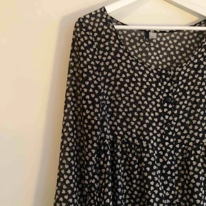  - Så fin sommarklänning som länge varit favorit. Fortfarande i fint skick. Lätt transparent/mesh >> OBS! Stor-rensar och säljer massor BILLIGT. Allt är 3 för 2. Enkel/snabb affär prioriteras.