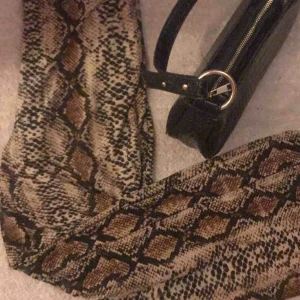  -  Ormskinnsmönstrade byxor från Vero Moda! Super sköna och samtidigt super snygga!⚡️ Dem är vida och raka i modellen! 🦋🦋 