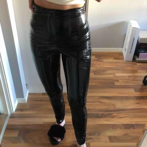  - fina & sköna lackbyxor från nelly i storlek 34 🥰 150kr inklusive frakt