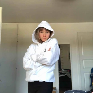  - Slutsåld Emma Chamberlain merch!! Superfin vit hoodie med ”sad boy hour” tryck på. Kan frakta eller mötas upp i sthlm innerstad. (säljer pga har för många hoodies)