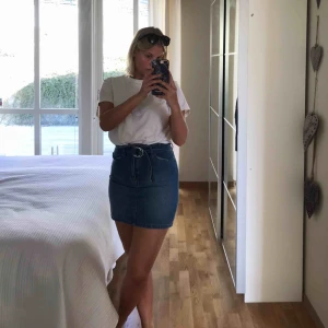  - Superfin jeanskjol ifrån hm! Aldrig använd och därmed i superbra skick. Köpte den för 249 kronor. Den är liten i storleken så skulle säga att den passar en 36 också! 🥰 Kan mötas upp i Stockholm eller frakta 👍🏻❤️