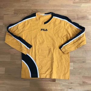  - Långärmad tröja från fila! Oklart vilken storlek men skulle säga sitter som en M/L