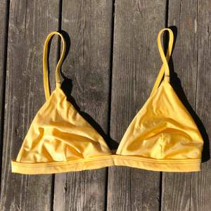 Jättesöt gul bikiniöverdel från Gina Tricot i storlek S. Justerbar i alla band! 50kr + frakt 😀