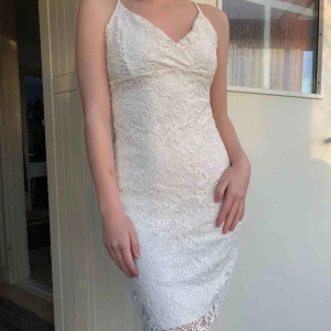  - Vit kort klänning från Bikbok i strl M. Klänningen är lite insvängd i midjan och den har en dragkedja på sidan. Använd en gång. Köparen står för ev frakt!🌼