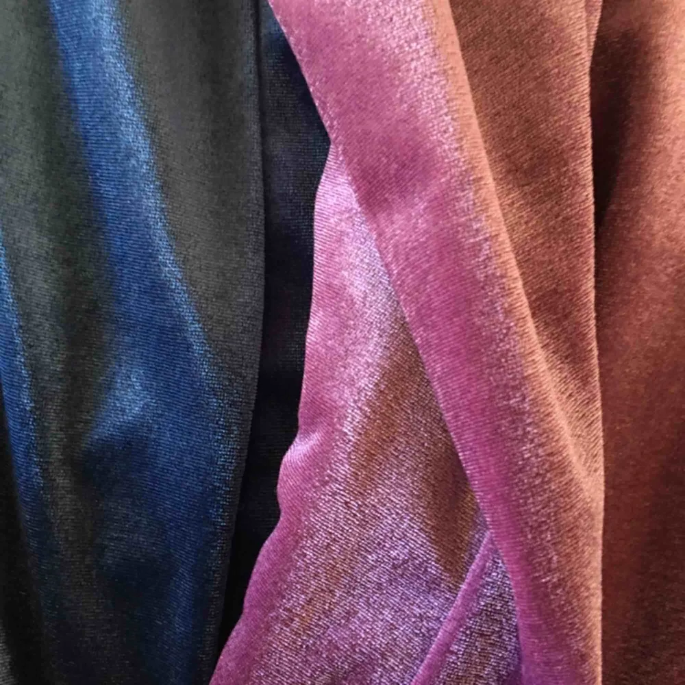 Helt oanvända sammetsklänningar från märket IMVEE köpt från NA-KD. Finns i både mörkblå och rosa-lila. 150 för en, 250 för båda! frakt tillkommer.. Klänningar.
