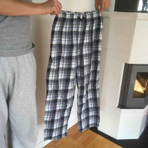  - Pyjamasbyxor från HM i strolek 158/164, S. Frakt ingår ej. 