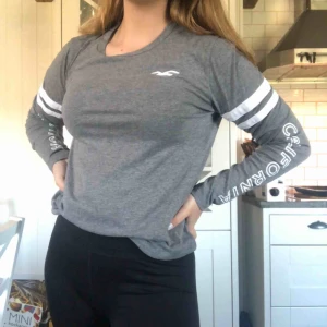  - Tunn långärmad tröja från Hollister. Frakt ingår i priset!!