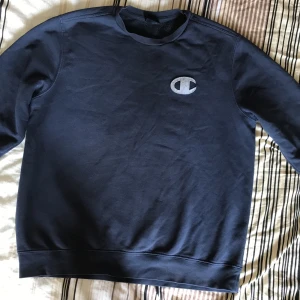 Champion Sweatshirt - Skön champion sweatshirt. Har en liten knappt märkbar mörk fläck