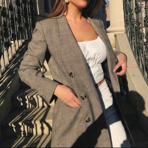 Blazer - Skiiiitsnyggggg längre blazer i storlek M! Har lite vadderad axlar! Använde den en del förra våren så har tröttnat på den 😆 mycket bra skick, inget hål eller likande! frakt 88kr! 😎🤎 jag på första bilden och jag har XS/S