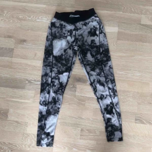 Träningstights  - Träningstights i storlek M, använda Max 2 gånger 🥰 
