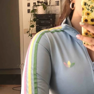  - Fin adidas zip-tröja i olika pastellfärger, i fint skick, lite missfärgning/fläckar på inre sidan av kragen och runt armarna men absolut inget märkvärdigt eller stort problem! Skulle säga att den är ganska true to size, lite mer åt 34 hållet kanske!