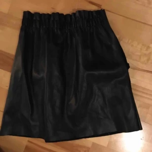  - Skinnkjol från zara🖤