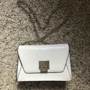  - Väska från Nelly, aldrig använd så i fint skick och perfekt till både vardags och fest ☀️🌸 Kan postas eller hämtas upp i Täby! 